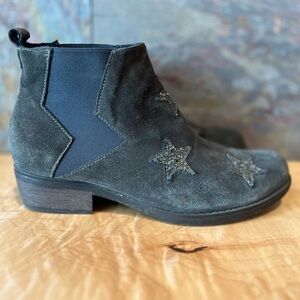 Eric Michael, Grey suede booties,39,handmade in Spain, subtle glitter stars fun!